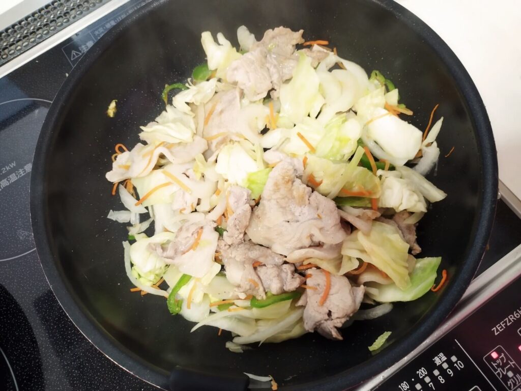 野菜と肉を炒めているところ